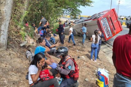 EN FOTOS: Autobús de pasajeros se volcó en la ARC y dejó al menos 15 heridos