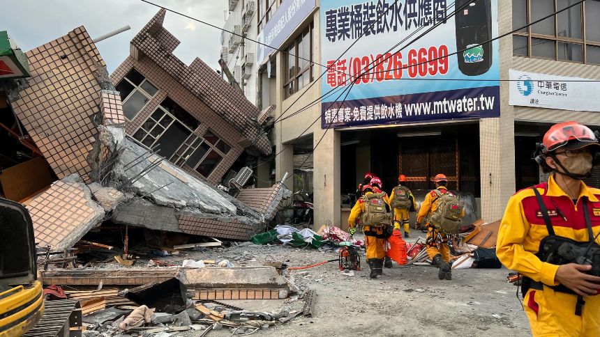 Video aterrador: un automóvil casi aplastado por una roca gigante durante el terremoto de Taiwán