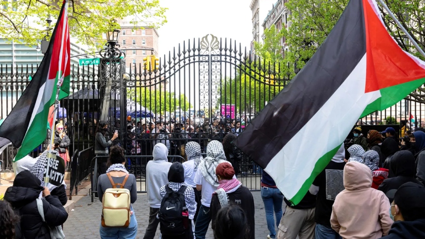 Las autoridades policiales estadounidenses desocuparon este martes, 30 de abril, un edificio ocupado en Nueva York por propalestinos. 